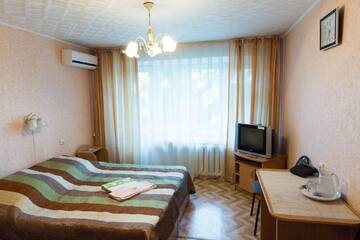 Фото номера Двухместный номер Делюкс с 1 кроватью и балконом Отель Tourist Hotel г. Усть-Каменогорск 4