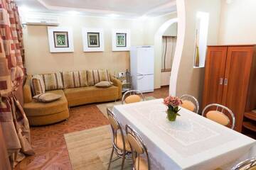 Фото номера Стандартные апартаменты Отель Tourist Hotel г. Усть-Каменогорск 8