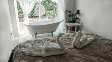 Фото номера Номер-студио с кроватью размера &quot;king-size&quot; и диван-кроватью Отель 7 Boutique Hotel г. Усть-Каменогорск 4