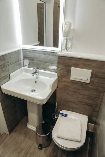 Фото номера Большой двухместный номер с 1 кроватью Отель 7 Boutique Hotel г. Усть-Каменогорск 10
